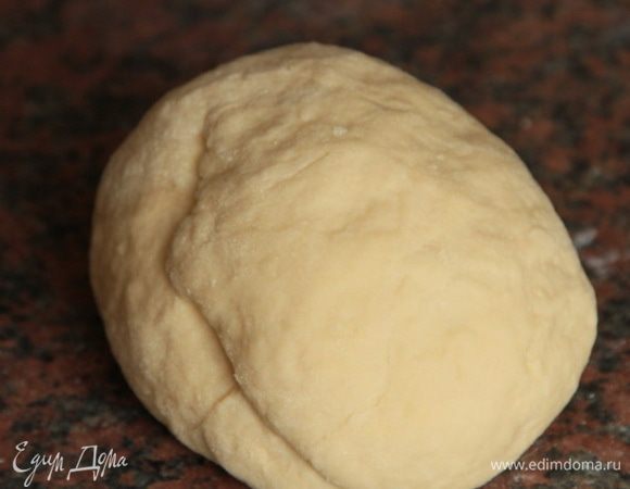 Готовим тесто: в стакан выбиваем яйцо и доливаем доверху водой. Именно столько жидкости нам сейчас понадобится. Размешиваем яйцо в воде и добавляем муку. Замешиваем тугое тесто. Теста много не готовим, т.к. яйцо способствует быстрому заветриванию теста, оно становится сухим и плохо лепится. Поэтому тесто замешиваем по мере необходимости.