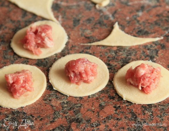 Выкладываем фарш и лепим.