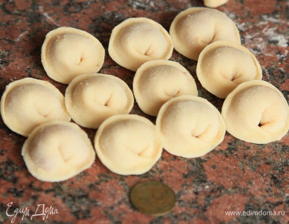 Вот такие пельмени леплю я, рядом лежит старая 3-х копеечная монетка.