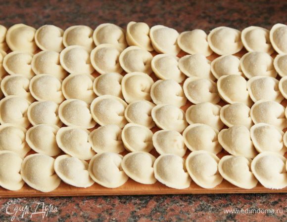 Таких пельменей из этого кол-ва фарша получается — 1100 штук. Из одного замеса теста получается приблизительно 140 штук, все зависит от того, как тонко раскатать тесто и какого диаметра будет кружок. Но у меня стабильно — 140 штук. Поэтому, если делаю пельмени из всего фарша, то тесто замешиваю 6 раз.