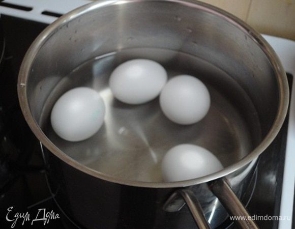 Яйца заливаем холодной водой и ставим вариться вкрутую.