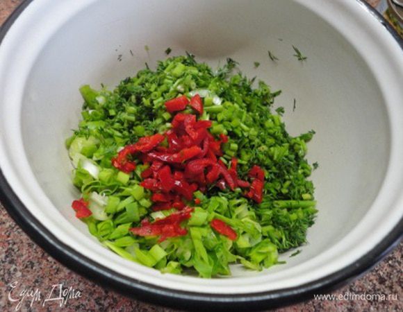 Зеленый лук, укроп и перчик мелко нарезать. Любите поострее, используйте половинку перчика, хотя все зависит от его размера и вашего вкуса.