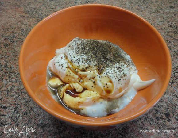 Любители майонеза (я к ним не отношусь) могут не заморачиваться приготовлением соуса, а использовать магазинный майонез. Я же смешала сметану с соевым соусом, добавила перчика и кориандра. Мне такой соус нравится больше. Можно добавить щепотку соли, не более.