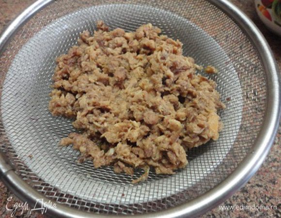 Тунец откинуть на сито. У меня был тунец для салата, уже измельченный. Но лучше брать кусочками и немного размять вилкой.