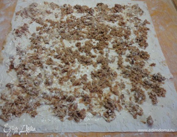 Лаваш разрезать на 4 листа. Смазать первый лист соусом и выложить тунец.