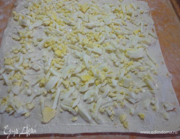 Накрыть вторым листом лаваша, вновь смазать соусом и выложить яйца.