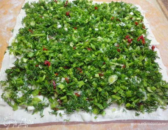 Накрыть следующим листом, смазать его оставшимся соусом и выложить зелень.