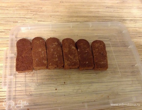 Очистить пряники от глазури, мне идеально подошли человечки и сердечки на форму 18 см ушло на бортики 14 шт. и нарезать их брусочками.