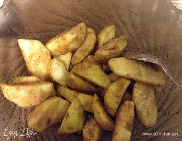 Яблоки очистить порезать на дольки, смешать все ингредиенты, кроме масла, с лимона выжать сок