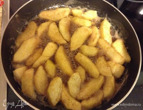 Растопить масло выложить яблоки, тушить до мягкости дать остыть.