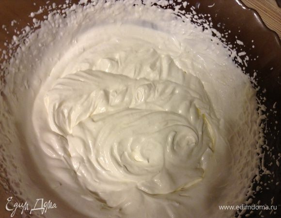 Мусс: сливки взбить до пиков убрать в холодильник.