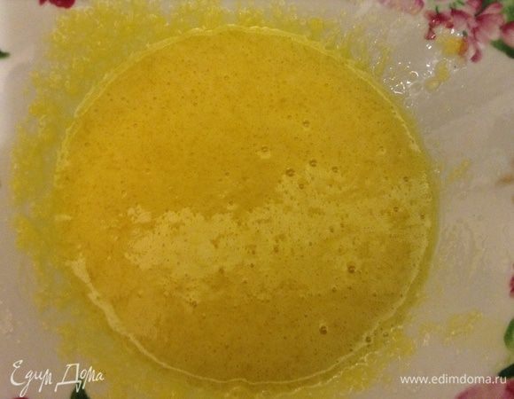 Заранее замочить и отжать желатин. Желтки соединить сахаром, молоко с семенами ванили и стручком довести до кипения. Вылить в желтки, интенсивно мешая. Вернуть все на маленький огонь, дать загустеть снять с огня добавить желатин.