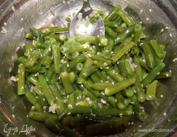 Для гарнира отварить фасоль в подсоленной воде в течении 10 минут, слить. Зубчик чеснока раздавить перемешать с фасолью, поперчить по вкусу, присыпать кунжутом и сбрызнуть оливковым маслом.
Подавать с запеченным мясом.