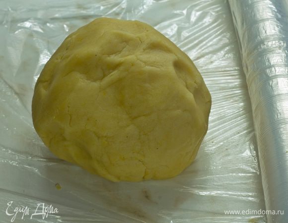 Сформовать из теста шар, завернуть в пищевую пленку, поставить на пару часов в холодильник. С лимона снять цедру, выжать сок.