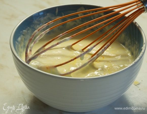 Смешать миксером сливки, яйца, сахар, цедру и 1 столовую ложку лимонного сока до однородной массы, получится жидкий крем.