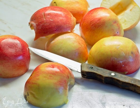 Яблоки очистить, разрезать пополам, вынуть серединки, сделать надрезы по выпуклой стороне, сбрызнуть лимонным соком.