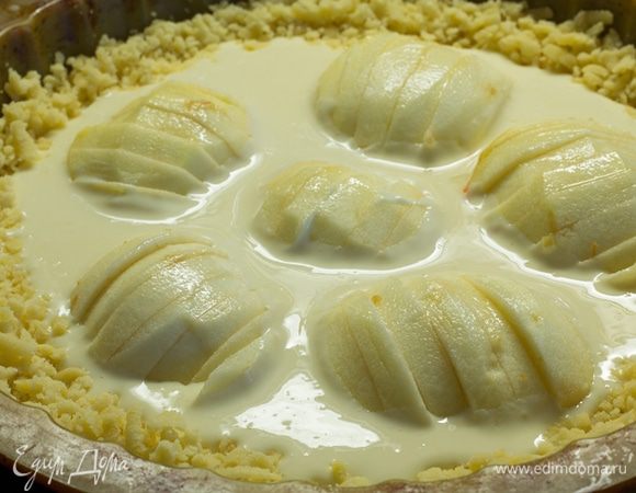 Тесто достать, натереть на крупной терке. На тесто вылить крем и выложить яблоки.