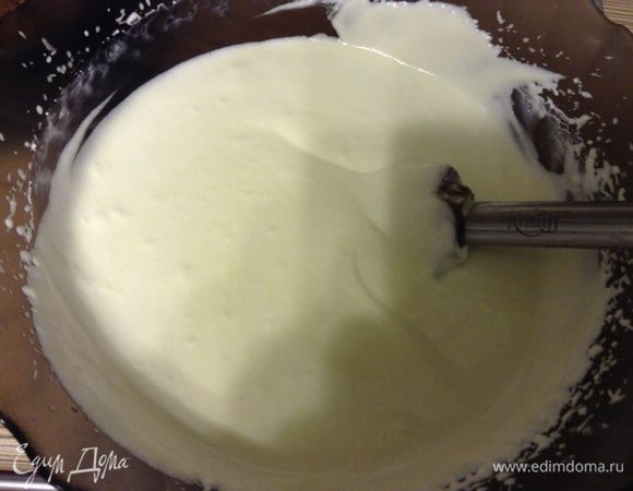 Ввести заварной крем в сливки.