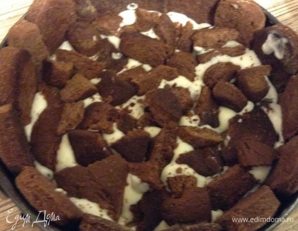 Выкладываем еще слой пряников плотно можно не трамбовать.