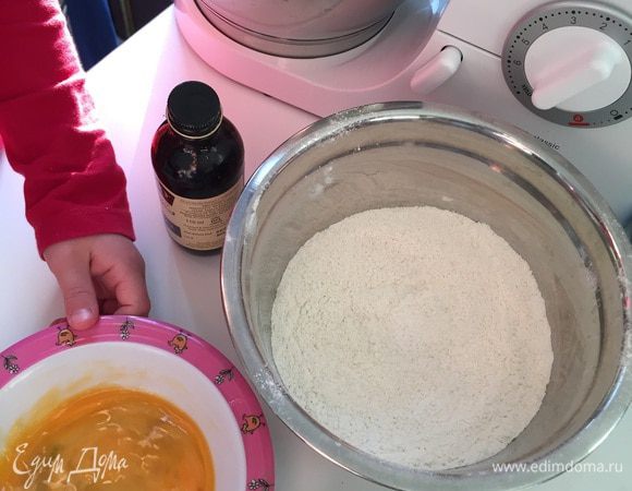 Начинаем хорошенько взбивать мягкое масло с сахаром. Одновременно просеиваем муку и миндальную муку с разрыхлителем и солью. В пышную масляную смесь в два приема вводим яйца и ванильную эссенцию. Хорошенько еще взбиваем. Потом вводим сухие ингредиенты, вымешиваем на самой низкой скорости или спатулой. В последнюю очередь вводим йогурт.