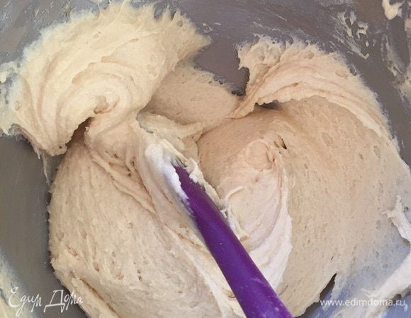 Тесто получается гладенькое, негустое, светленькое.