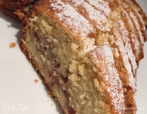 Выпекаем в духовке минут 40-60. Если начнет сильно зарумянивается, а внутри сырой — фольга нам в помощь. Готовый кекс остужаем, нарезаем и можно наслаждаться!