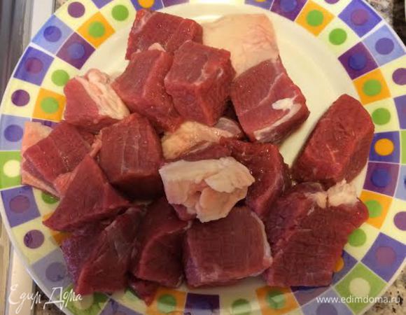 Мясо нарезать на средние кусочки.