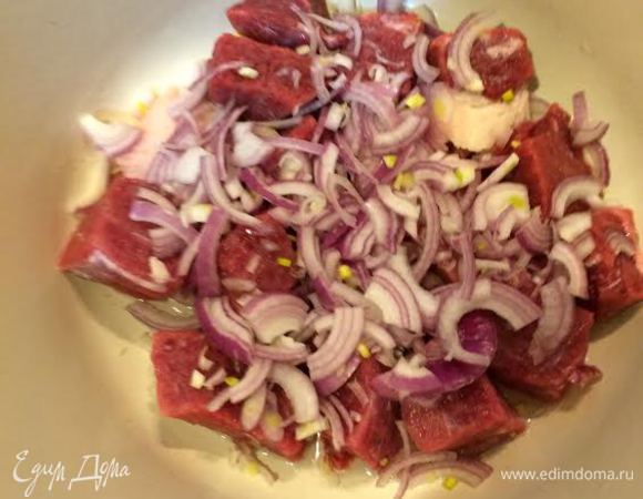 В кастрюлю с толстым дном налить немного подсолнечного или оливкового масла и кладем мясо, посолить.