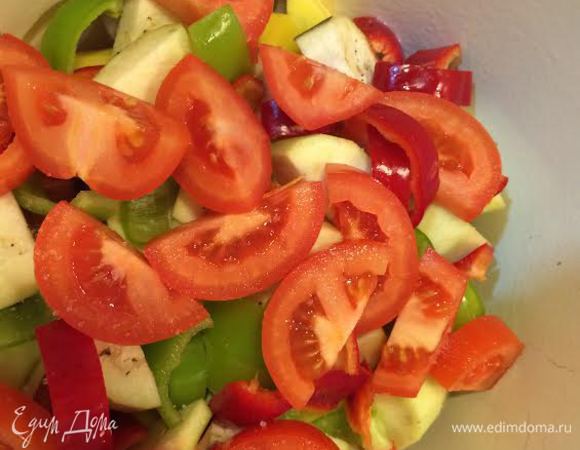 Затем начать слоями укладывать овощи. Сначала: лук, картошка, баклажан, болгарский, помидоры, чеснок, острый зеленый перец и свежая зелень. У нас нет сейчас свежего базилика и чабера, я положила по 1/2 ч. л. и того и другого. Соль и перец по вкусу, 2 лаврового листа. В стакане теплой воды развести 1 ст. л. томатной пасты и залить овощи. 