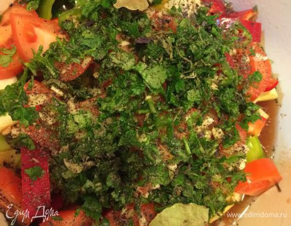 Закрыть крышкой и на сильном огне довести до кипения, потом уменьшить огонь и тушить 1,5-2 часа. 