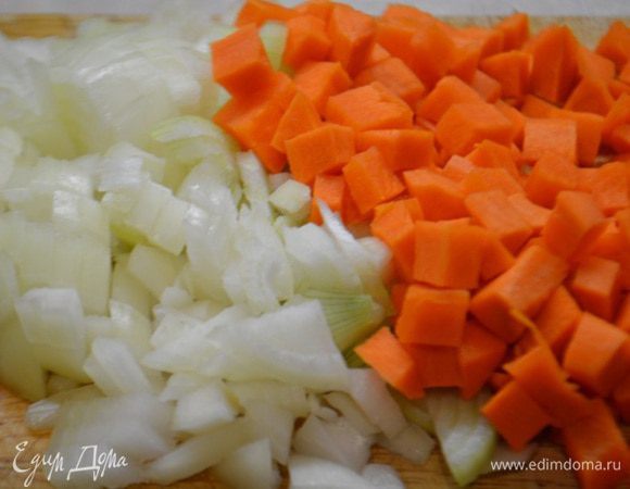 Лук и морковь почистить и порезать кубиками.