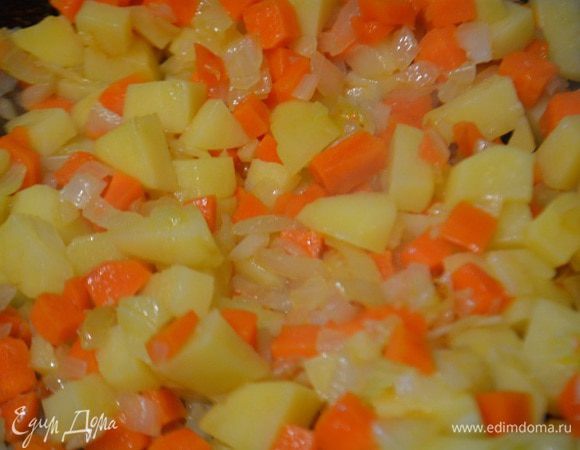 Спассеровать овощи на растительном масле до мягкости лука.
