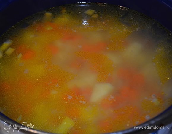 Переложить овощи в кастрюлю и залить водой или бульоном. Варить до готовности картофеля. Воды добавляем по вкусу, смотря какой густоты вы любите суп.