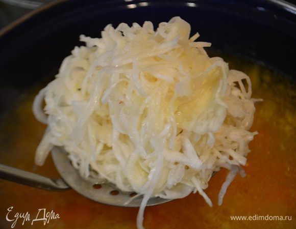 Как только картофель начнет развариваться, добавляем квашенную капусту. Варим 5 минут, пробуем на соль, при необходимости добавляем. Выключаем суп.