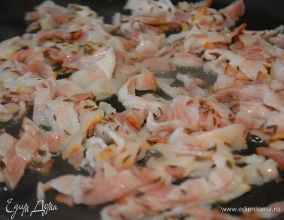 Бекон режем соломкой и обжариваем с тмином (ложка с горой) до подрумянивания.