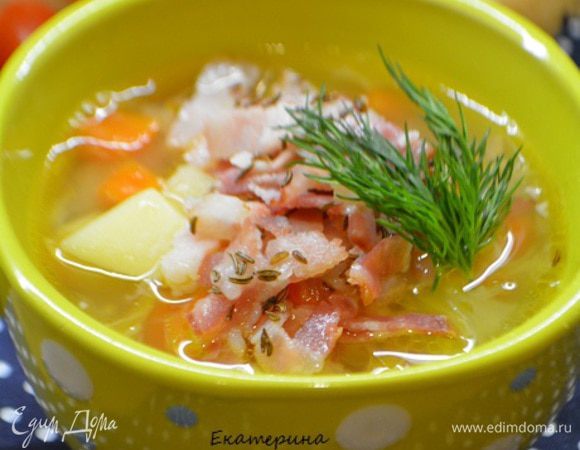 Разливаем суп по тарелкам и раскладываем сверху бекон. По желанию посыпаем зеленью. Сдабриваем свежемолотым перцем. Приятного аппетита!