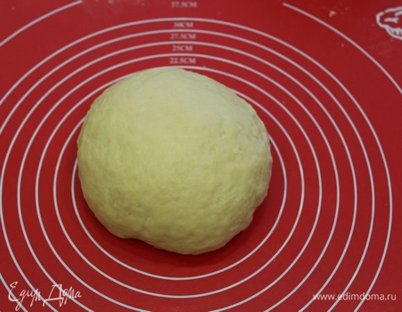 Просеять муку, добавить масляную смесь, два яйца и замесить мягкое тесто. Завернуть тесто в пакет и отправить в холодильник, пока делаем начинку.