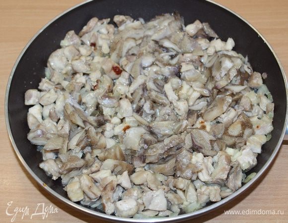 Куриное мясо (у меня мясо с бедрышек) режем небольшими кубиками, обжариваем, добавляем мелко порезанный репчатый лук, затем грибы, солим, перчим по вкусу. Притушить пару минут.