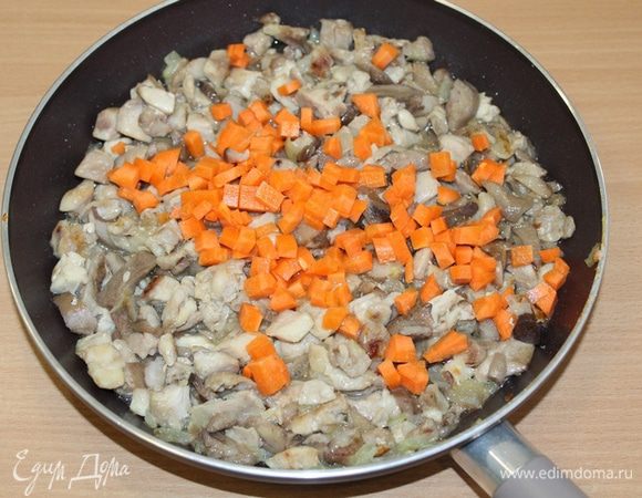 Морковь нарезаем кубиками, тушим 3-4 минуты.