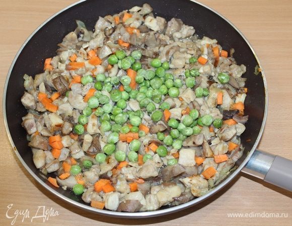 Добавляем горсть горошка.