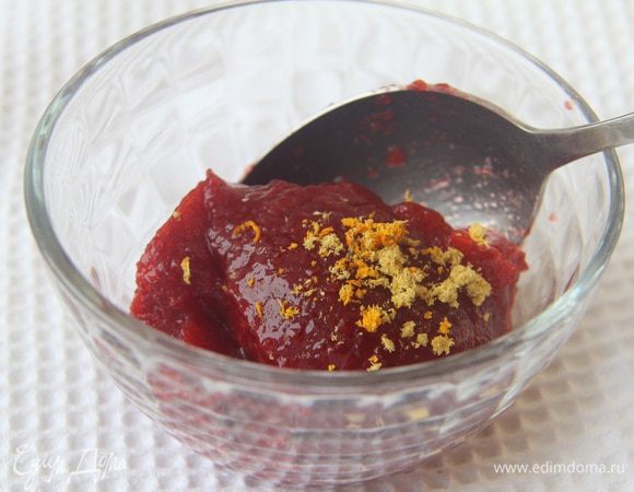 Начинка. Начну с клубничного джема. Готовлю так: 400 г клубники пюрировать, поставить на огонь. Соединить 15 г желирующего вещества 3/1 (так и называется) с 150 г сахарного песка, добавить к клубничному пюре. Варить после закипания не более 3 минут. Дать джему остыть. Получается джем не приторно-сладкий, яркого цвета. Для рулетиков понадобится 400 г джема. Добавить к джему 1/2 чайной ложки лимонной цедры.