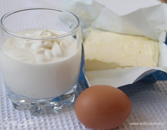Тесто. Продукты должны быть комнатной температуры: 200 г сметаны, яичный желток, 180-200 г сливочного масла.