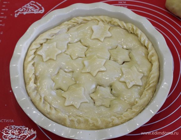 сверху уложить еще пласт теста, можно украсить пирог, смазываем молоком. Отправляем в разогретую духовку до зарумянивания минут на 40, температура 180°С.