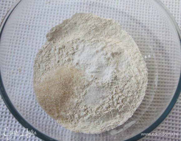 350 г муки просеять, добавить 2 ч. л. разрыхлителя, 1 ст. л. сахара или ванильного сахара, 0,5 ч. л. мелкой соли.