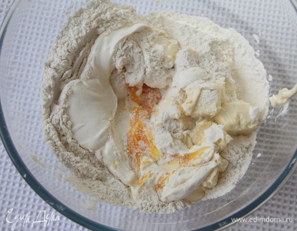 Смешать мучную смесь с маслом, сметаной и желтком.