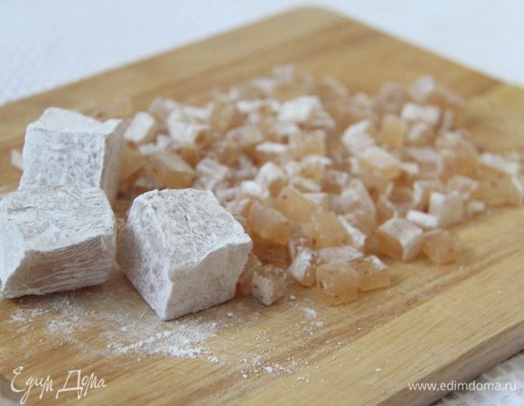 150 г рахата-лукума порубить мелким кубиком.