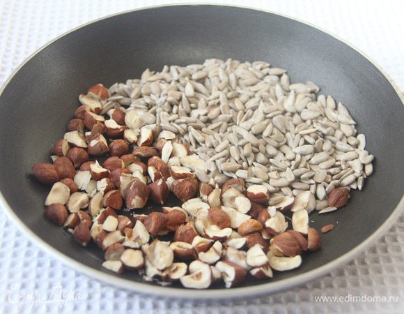 50 г фундука и 50 г семечек слегка поджарить на сухой сковороде. Орехи можно взять любые.