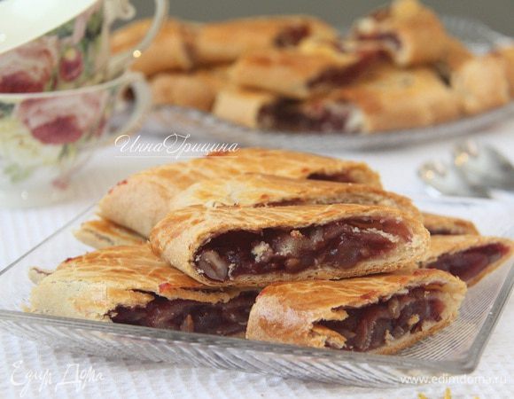 Нарезать рулетики на полоски и можно звать гостей. Приятного чаепития!
Кстати, в тёплых рулетиках лукум почти незаметен, а вот в холодных — да! Очень вкусно!