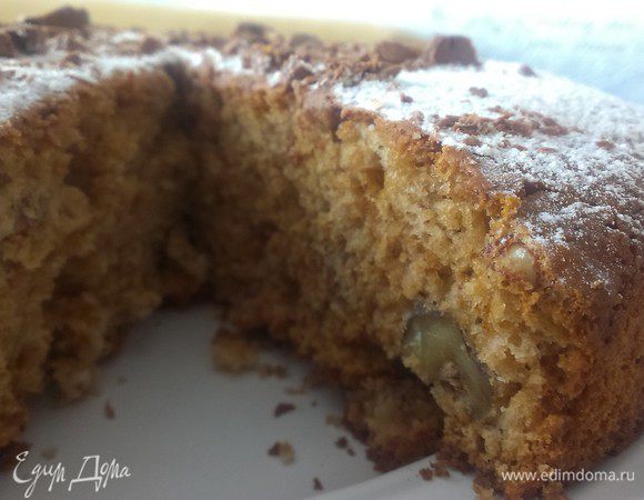 Сразу выкладываем в смазанную форму и отправляем в разогретую до 180°С духовку на 30-35 минут. Проверяем зубочисткой. Если все пропеклось, сверху подзагорел наш красавчик, лучинка сухая, то достаем, даем немного остыть в форме, и минут через 10-15 перекладываем на тарелку. Посыпаем сахарной пудрой. 
