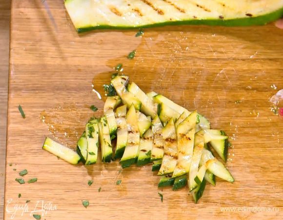 Цукини разрезать вдоль пластинками и обжарить на гриле, затем порезать небольшими кусочками.